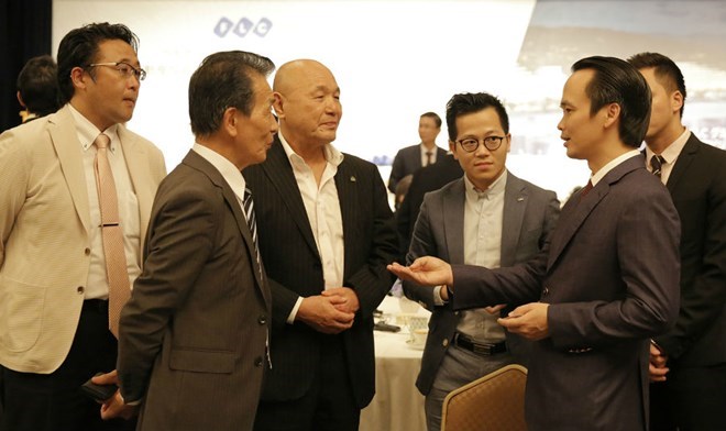 Ảnh 4: Chủ tịch Tập đoàn FLC Trịnh Văn Quyết (bên phải) trao đổi với các nhà đầu tư Nhật Bản tại sự kiện giới thiệu tiềm năng bất động sản nghỉ dưỡng Việt Nam vừa được tổ chức tại Tokyo, Nhật Bản