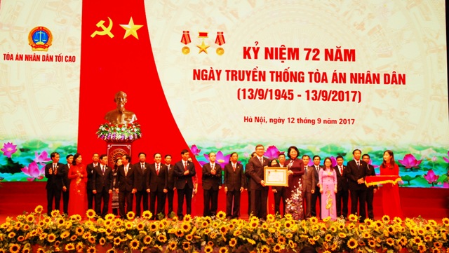 Phó Chủ tịch nước Đặng Thị Ngọc Thịnh trao Huân chương cho các tập thể và các cá nhân có thành tích xuất sắc trong công cuộc xây dựng CNXH và bảo vệ Tổ quốc 