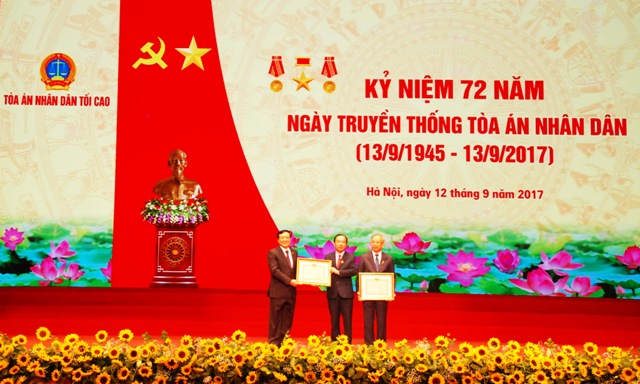 Chánh án TAND tối cao Nguyễn Hòa Bình trao Kỷ niệm chương cho các đồng chí có thành tích đóng góp cho sự nghiệp xây dựng và phát triển của hệ thống TAND