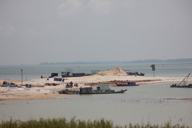 Vẫn còn nhiều bất cập trong hoạt động khai thác cát tại hồ Dầu Tiếng