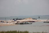 Nhiều sai phạm trong hoạt động khai thác cát tại hồ Dầu Tiếng