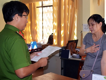 Nữ cán bộ lừa chạy việc hàng tỷ đồng