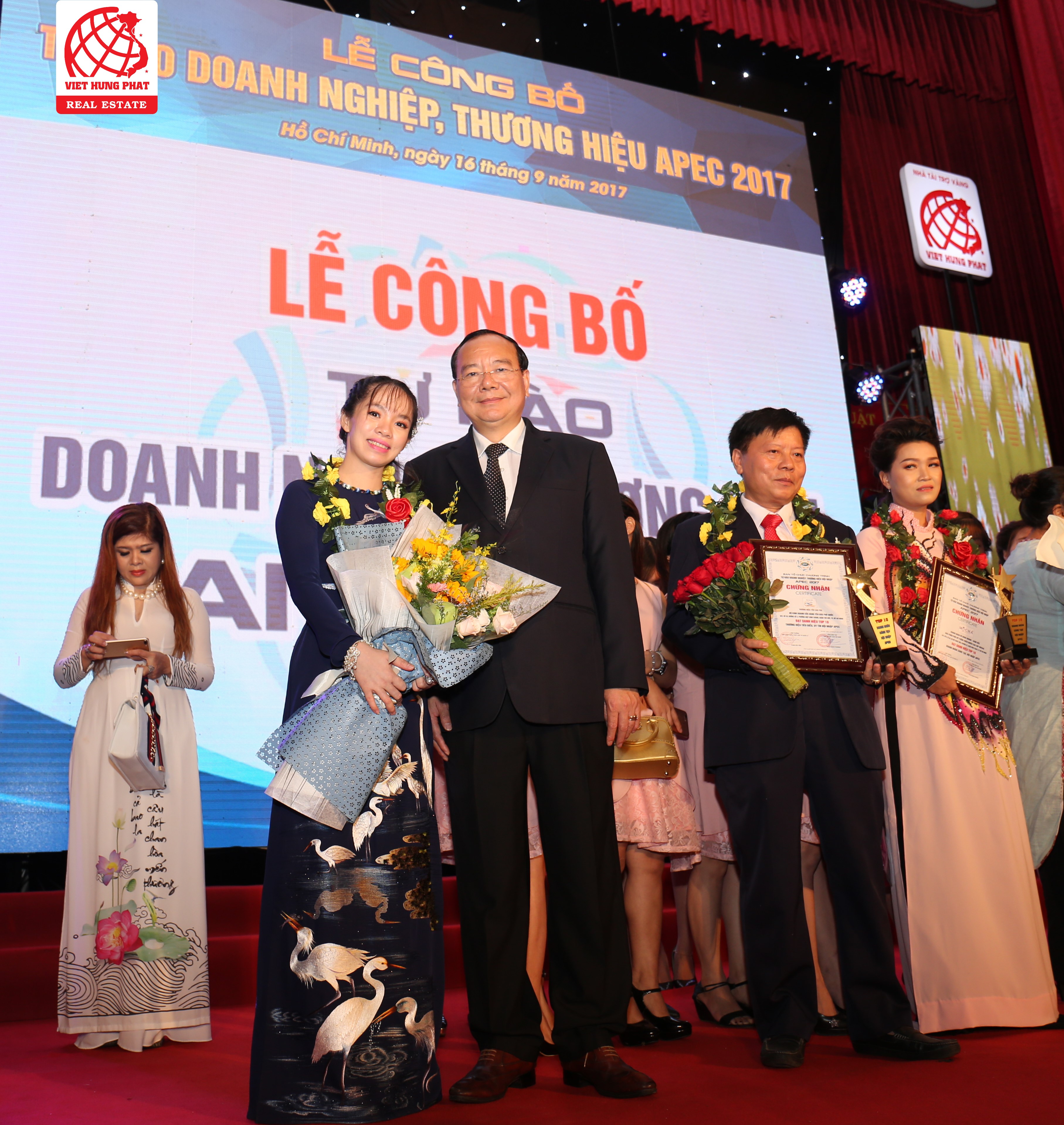 Ông Nguyễn Công Cường - Chủ tịch HĐQT và bà Nguyễn Thị Kim Ngân – Tổng Giám đốc đã vinh dự đại diện Công ty nhận vinh danh “Top 10 thương hiệu Doanh nghiệp Uy tín, Phát triển mạnh và Bền vững” 2017.