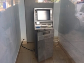 Dùng xà beng cạy trụ ATM trộm tiền