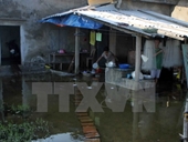 Hỗ trợ khẩn cấp nước uống cho người dân bị chia cắt bởi ngập lụt