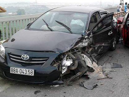 Hà Nội Tai nạn liên hoàn trên cầu Thăng Long, 2 xế hộp nát đầu