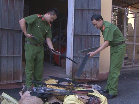 Bắt giữ gần 200 thanh đao và bình xịt hơi cay nhập lậu