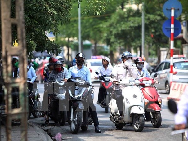 Nắng nóng bao phủ khắp cả nước, nhiệt độ tại Hà Nội lên 35 độ C