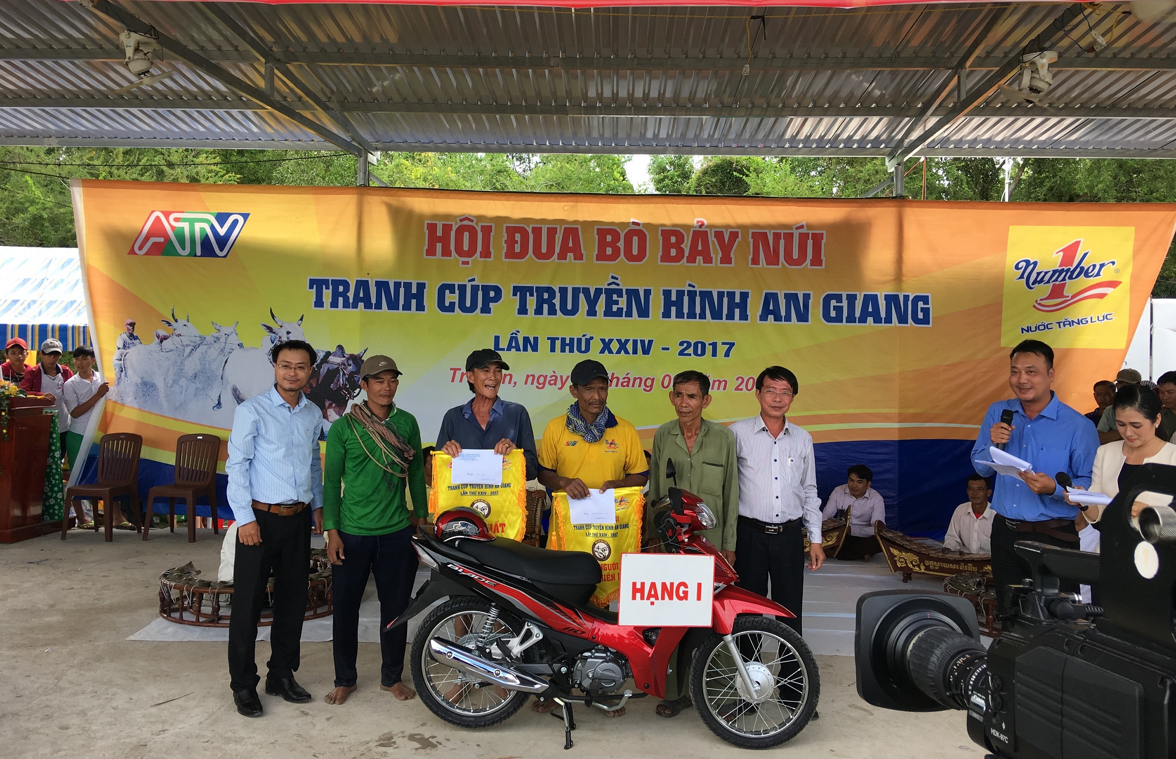Ông Lê Nguyễn Đức Khôi (bìa trái) cùng BTC trao giải nhất cho ông Chau Suôl