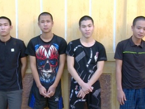 Nhóm thanh niên mang hung khí đến trụ sở công an xã để dằn mặt