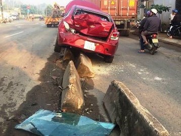 2 vợ chồng thoát chết trong ô tô bị xe container hất văng nát bét