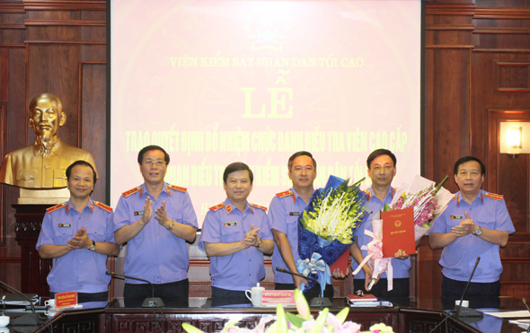 Viện trưởng VKSNDTC Lê Minh Trí trao quyết định và tặng hoa chúc mừng 02 đồng chí được bổ nhiệm