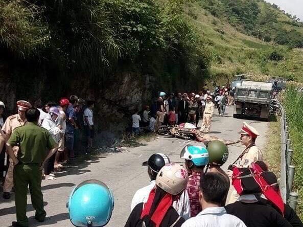 Ba mẹ con tử nạn dưới gầm xe tải