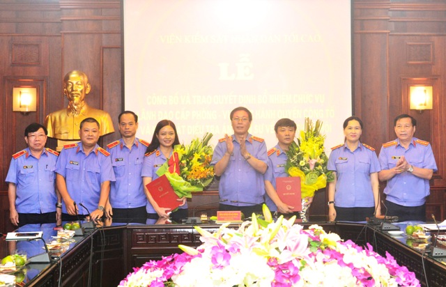 Phó Viện trưởng Thường trực VKSND tối cao Nguyễn Hải Phong trao quyết định và tặng hoa chúc mừng 02 đồng chí được bổ nhiệm tại buổi Lễ