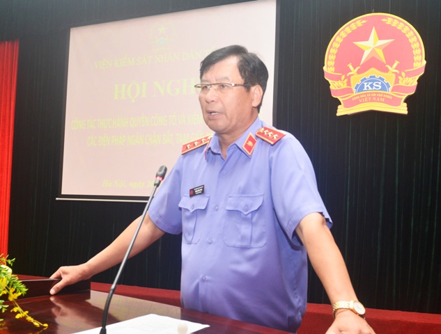 Đồng chí Trần Công Phàn, Phó Viện trưởng VKSNDTC điều hành tham luận tại Hội nghị