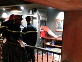 Kẹt đầu trong thang máy chuyển đồ ăn, một người tử vong