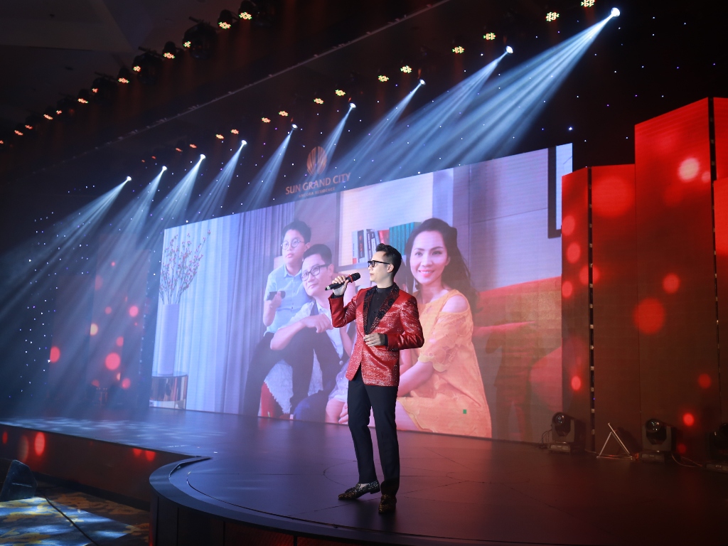 Chủ nhân căn hộ Sun Grand City Ancora Residence nhận quà khủng