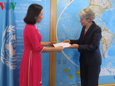 Nữ Đại sứ đầu tiên của Việt Nam tại UNESCO trình Thư ủy nhiệm