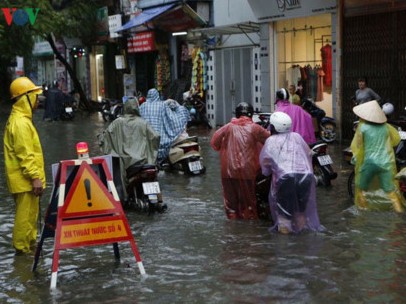 Nội thành Hà Nội chuẩn bị mưa lớn, gió giật mạnh