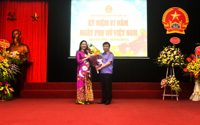 Đại diện cho các chị em phụ nữ cơ quan VKSNDTC và VKSND cấp cao tại Hà Nội đón nhận bó hoa chúc mừng của Viện trưởng VKSNDTC Lê Minh Trí nhân Ngày Phụ nữ Việt Nam