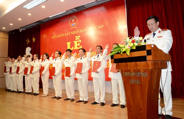 Đồng chí Lê Minh Long - Viện trưởng VKSND tỉnh Cao Bằng thay mặt cho 12 Kiểm sát viên Cao cấp đọc lời tuyên thệ