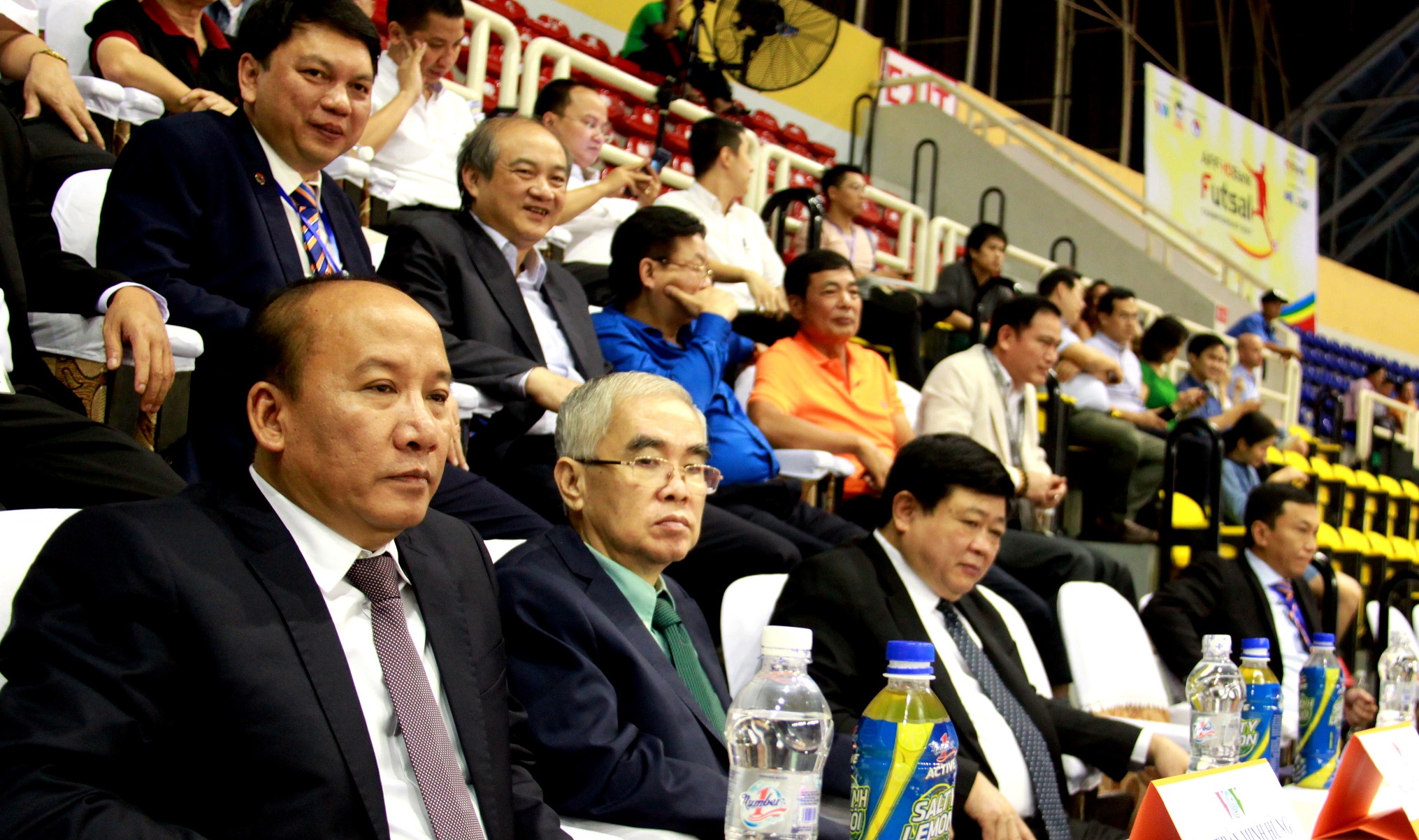 Quý vị đại biểu theo dõi trận khai mạc giữa đội tuyển futsal Việt Nam và Philippines