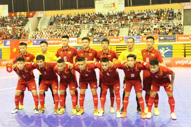 Dưới sự cổ vũ của hàng nghìn khán giả nhà, các cầu thủ Việt Nam đã đáp lại bằng một chiến thắng tưng bừng