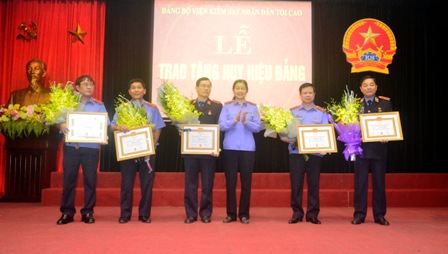 Đồng chí Nguyễn Thị Thủy Khiêm, Bí thư Đảng ủy, Phó Viện trưởng VKSNDTC trao tặng Huy hiệu 30 năm tuổi Đảng cho các đảng viên 