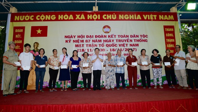 Đồng chí Lê Minh Trí – Ủy viên Trung ương Đảng – Viện trưởng VKSNDTC trao quà cho các hộ nghèo, khó khăn tại phường Cầu Kho quận 1, TP.HCM