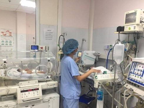 6 trẻ nhiễm khuẩn điều trị viện Nhi Trung ương được tiếp xúc với mẹ