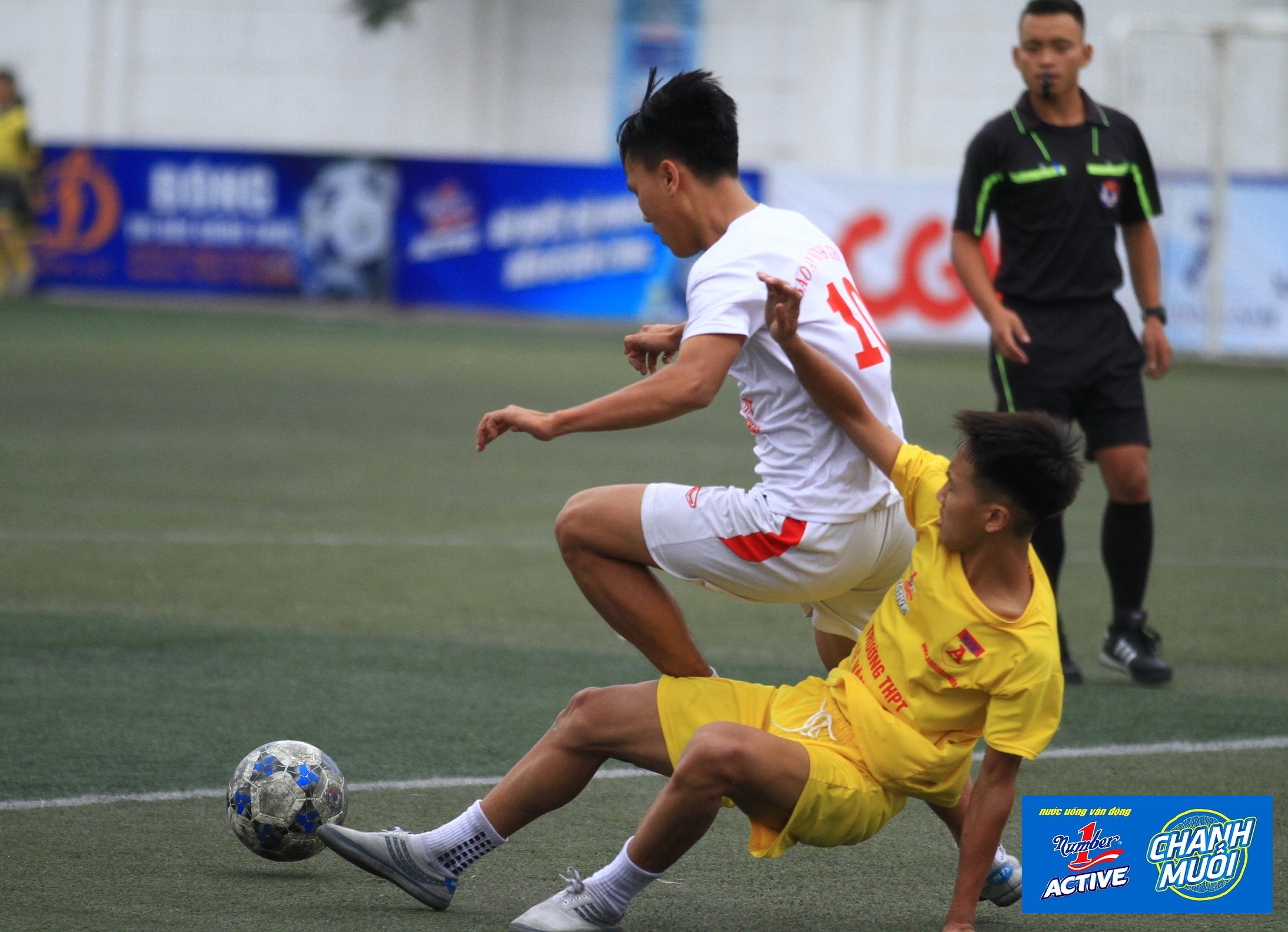 Pha tranh bóng quyết liệt giữa cầu thủ hai đội THPT Nguyễn Thị Minh Khai và THPT Lê Văn Thiêm